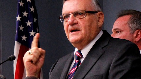 El Departamento de Justicia  demandó al alguacil Joe Arpaio por supuestas faltas constitucionales, como practicar perfil racial y castigar a presos hispanos, entre otros.