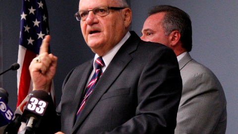 El Departamento de Justicia  demandó al alguacil Joe Arpaio por supuestas faltas constitucionales, como practicar perfil racial y castigar a presos hispanos, entre otros.