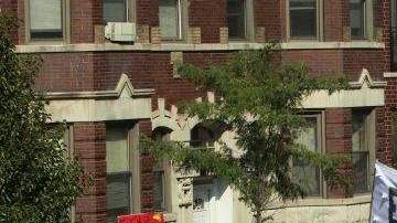 Miles de maestros en huelga desfilan en Chicago mientras sus representantes y los del gobierno local solucionan los detalles de un acuerdo que podría poner fin a la huelga.