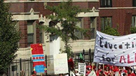 Miles de maestros en huelga desfilan en Chicago mientras sus representantes y los del gobierno local solucionan los detalles de un acuerdo que podría poner fin a la huelga.