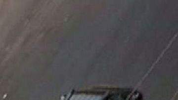 Sospechosos de un atraco a un banco tiran dinero por las ventanillas  de su vehículo durante una persecución policial en Los Ángeles.