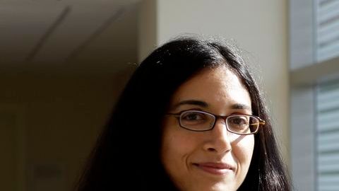 En la imagen, la doctora Tara Palmore (i), epidemióloga adjunta del NIH.
