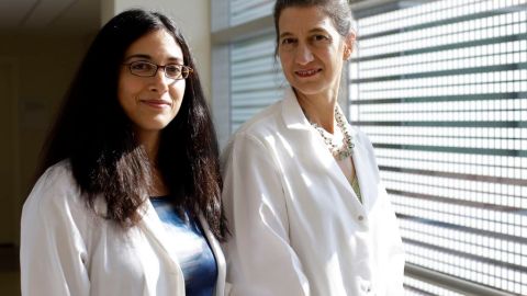 En la imagen, la doctora Tara Palmore (i), epidemióloga adjunta del NIH.