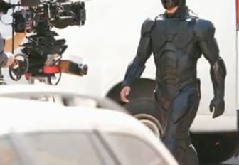 Se dieron a conocer las primeras imágenes de su protagonista, Joel Kinnaman, enfundado en su entramado e indestruible traje.