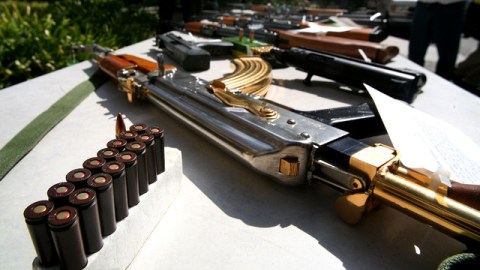 Tiendas de armas de fuego y casas de empeño dicen que para los delincuentes es demasiado fácil comprar armas.