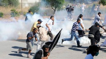 Huían de gas lacrimógeno en la protesta del viernes, en Túnez.