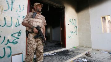 Un soldado libio resguardaba el viernes una entrada al consulado estadounidense en Bengasi durante la visita del presidente de Libia, Mohamed el Magariaf, quien se trasladó allí para expresar condolencias.