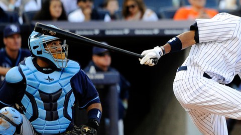 Curtis Granderson conectó un jonrón de dos carreras para los Yankees. El receptor boricua José Molina, de Tampa Bay, observa la trayectoria de la pelota.
