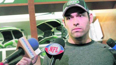Mark Sánchez, mariscal de campo de los Jets, responde a los periodistas.