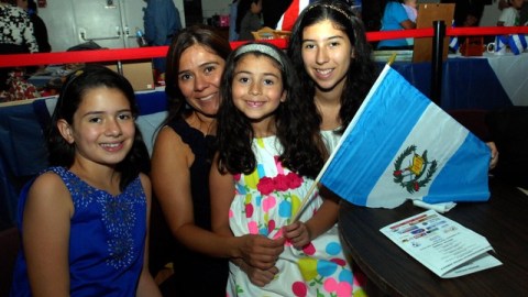 La familia Cordón, de origen guatemalteco, celebró ayer de las fiestas patrias de su país y de otros países de Centro América en un evento en Manhattan.