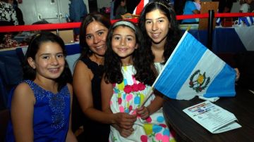 La familia Cordón, de origen guatemalteco, celebró ayer de las fiestas patrias de su país y de otros países de Centro América en un evento en Manhattan.
