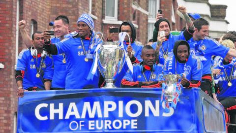 Los integrantes del Chelsea durante el desfile de celebración tras haber conquistado la Liga de Campeones el pasado mes de mayo tras vencer al Bayern Munich en definición por tiros penales, luego que el partido terminara igualado a uno.