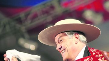 El presidente chileno Sebastián Piñera baila una cueca durante una fiesta.