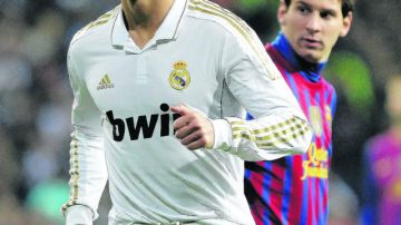 El argentino Lionel Messi (d), del FC Barcelona,  y el portugués Cristiano Ronaldo, del Real Madrid, son dos figuras que competirán en la Liga de Campeones.