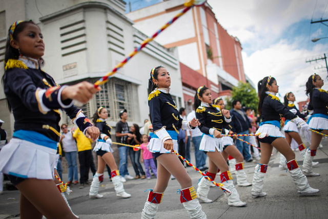 Estudiantes guatemaltecos participan en el desfile de conmemoración del aniversario 191 de Independencia.