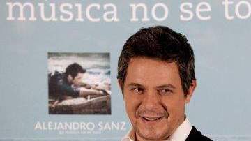 Sanz canta en español mientras Carballo recita fragmentos de poesía náhuatl.