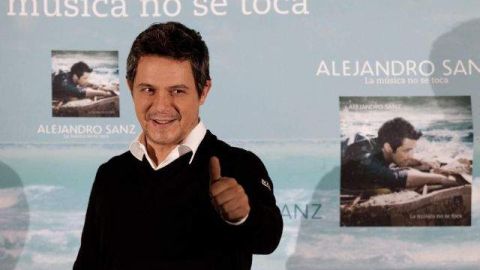 Sanz canta en español mientras Carballo recita fragmentos de poesía náhuatl.