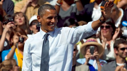 El presdiente Barack Obama saluda a sus partidarios después de hablar en un acto de campaña en Golden, Colorado.