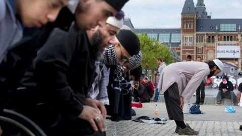 Manifestantes contra el video 'La inocencia de los musulmanes' rezan en protesta convocada en Amsterdam, Holanda.