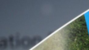 Jerome Valcke, secretario general de la FIFA, muestra el dossier con el programa piloto de tecnología en el fútbol.