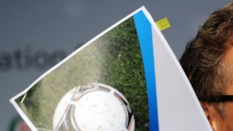 Jerome Valcke, secretario general de la FIFA, muestra el dossier con el programa piloto de tecnología en el fútbol.