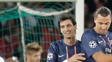Ibra festeja con sus compañeros del PSG el gol de penal que le marcó al Dynamo de Kiev para inaugurar su cuenta personal.