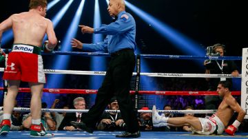Desde la izquierda, el titular Saúl Alvarez, el árbitro Joe Cortez y el  retador Josesito López en la pelea del sábado pasado en Las Vegas.