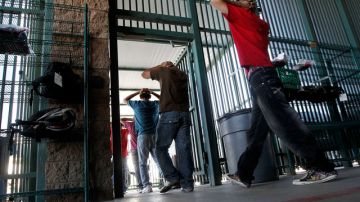 Inmigrantes indocumentados tras haber sido procesados en los cuarteles generales de la Patrulla Fronteriza, en Tucson.