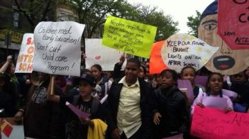 Padres y niños de CHDCC se unieron a las protestas contra los recortes, pero ahora la Ciudad no pagará el seguro médico de sus maestros.