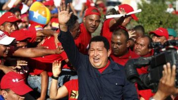 El presidente de Venezuela, Hugo Chávez, lidera un acto electoral en Charallave, estado Miranda (Venezuela). Chávez busca la reelección ante Henrique Capriles.Las elecciones en Venezuela serán el domingo de la próxima semana.