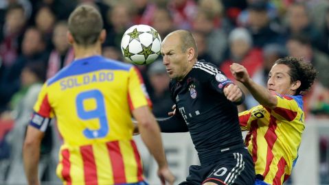 Guardado del Valencia disputa el balón con Robben del Bayern en jornada de Champions en que Chelsea y Juventus empatan.