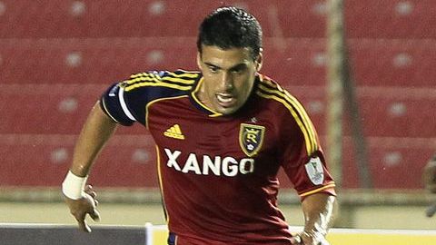 Javier Morales del Real Salt Lake disputa el balón con Leonel Parris del Tauro de Panamá por la Concachampions.