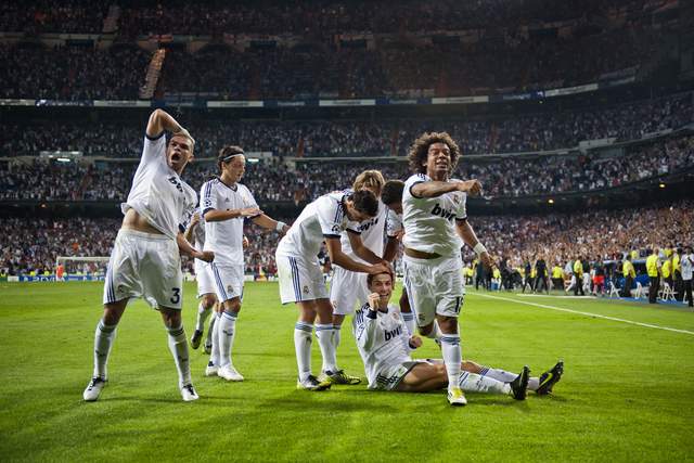 Los jugadores del Real Madrid rodean a Cristiano Ronaldo (en el piso) luego que éste marcara el gol del triunfo ante el City.