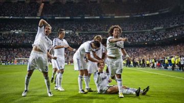 Los jugadores del Real Madrid rodean a Cristiano Ronaldo (en el piso) luego que éste marcara el gol del triunfo ante el City.