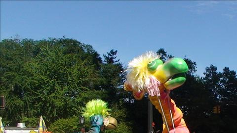 Los actores de "La más grande historia jamás cantada", junto a camellos, caballos y gigantescos pájaros de la obra recorrieron a ritmo de batucada céntricas calles de Nueva York.
