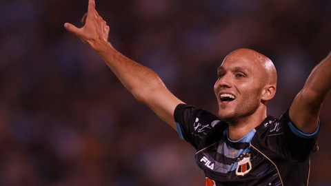 Maximiliano Bevacqua celebra uno de los goles en la victoria del Deportivo Quito por pizarra de 3-1 frente al local Aurora de Bolivia.