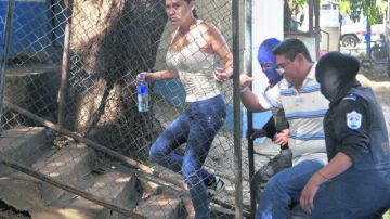 La mexicana Raquel Alatorre Correa  es conducida por miembros de la Policía para una audiencia.