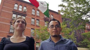 Liliana Armendáriz y José Chepe, empleados del restaurante mexicano 'El Pollito', de Brooklyn,  reaccionaron ayer a las declaraciones de Mitt Romney.