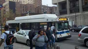 Un grupo de usuarios del transporte público toma el autobús Bx6 que sólo cubre una parte del vecindario de Hunts Point, en El Bronx. La situación podría cambiar si se aprueba una nueva ruta que serviría a la zona comercial de esa área.