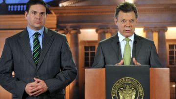 El presidente de Colombia, Juan Manuel Santos (d), anuncia la captura del capo Daniel "Loco" Barrera.