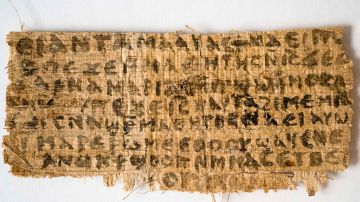 El papiro con el controversial diálogo mide apenas 8 x 4 centímetros.