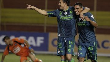 Hérculez Gómez y Escoboza del Santos Laguna celebran sus goles en Concachampions ante el Águila salvadoreña.