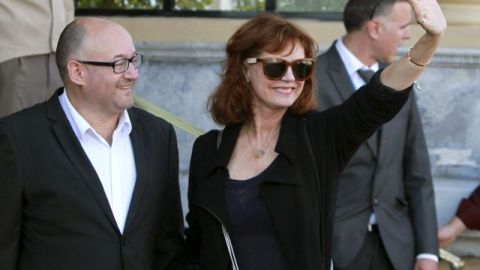 La actriz norteamericana Susan Sarandon (d) es recibida por el director del Festival Internacional de Cine de San Sebastián.