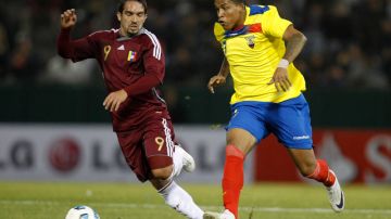 Michael Arroyo (der.) convirtió dos de los goles en la victoria anoche del Barcelona del Ecuador  4-3 sobre Cobreloa de Chile en la Copa Sudamericana.