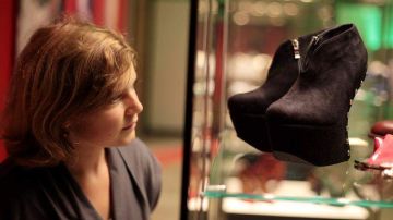 Un museo alemán recorre la historia de los zapatos desde el Neolítico hasta nuestros días.