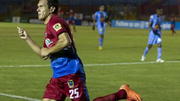 Mario Rodríguez del Municipal de Guatemala celebra su gol ante el Chorrillo de Panamá por Concachampions.