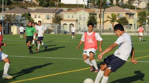 Un pasaje del juego entre  Downtown SC (der.) y Cclub América, de la Sub-19.