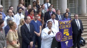 Un grupo de médicos se congregó ayer en las escalinatas de la Alcaldía de Nueva York para hablar de un asunto que conocen de cerca.