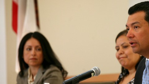 El Senador Alex Padilla  y la presidenta de la junta escolar del LAUSD Mónica García.