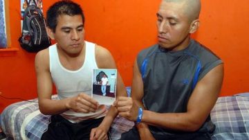 Mayolo Vásquez y Bulmaro Alonso Ortega, muestran la foto familiar de su compañero de cuarto, el ecuatoriano José Augusto Mishqui, muerto a puñaladas al salir de un bar de Corona, Queens.
